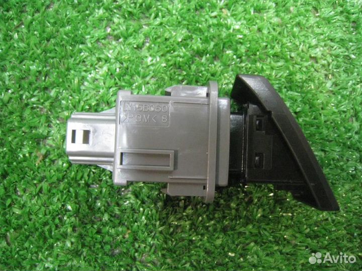 Кнопка аварийной сигнализации Toyota Verso R2 2015