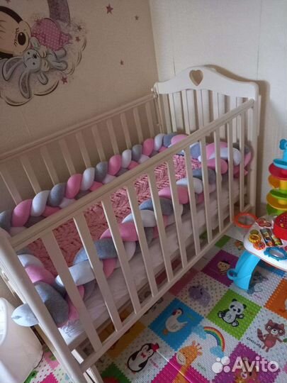 Детская кроватка с полным комплектом