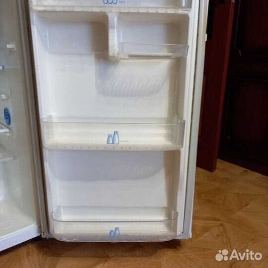 Холодильник бу Whirlpool WBM246WH