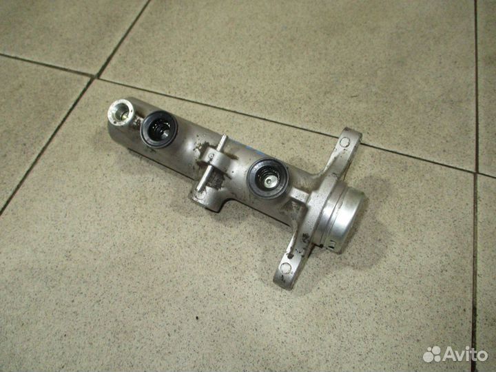 Цилиндр тормозной главный Mitsubishi Lancer 9