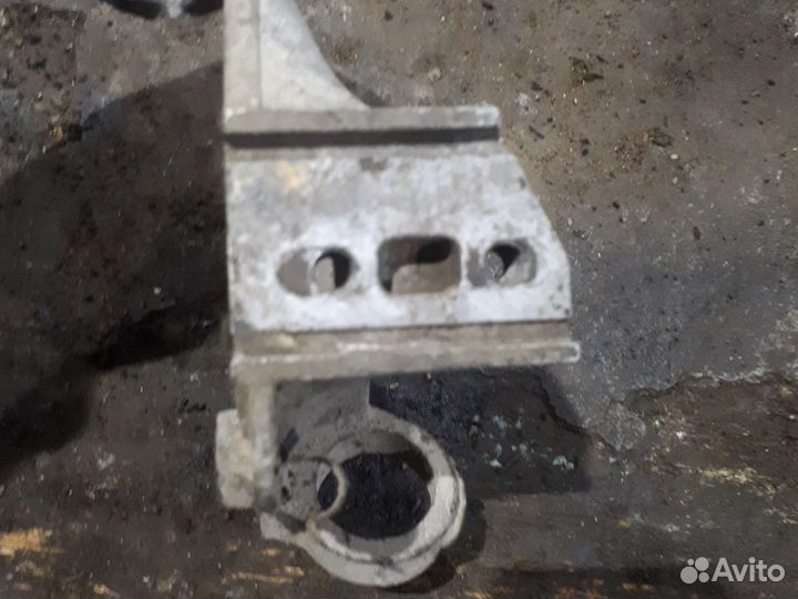 Задний кронштейн АКПП ауди а6 с4