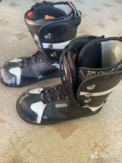 Сноуборд Burton с креплениями и ботинками