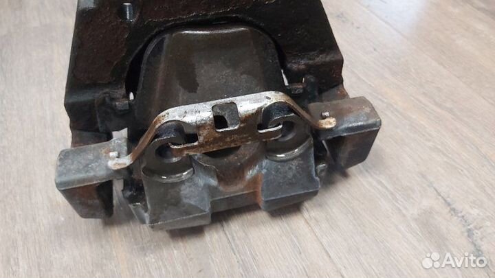 Суппорт тормозной задний правый Bmw 750Lix F02 N63