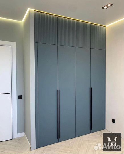 Современный распашной шкаф