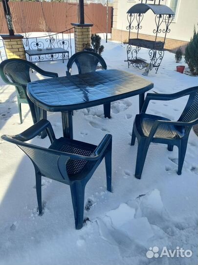 Стол и стулья из пластика