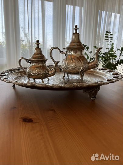 Поднос с чайниками