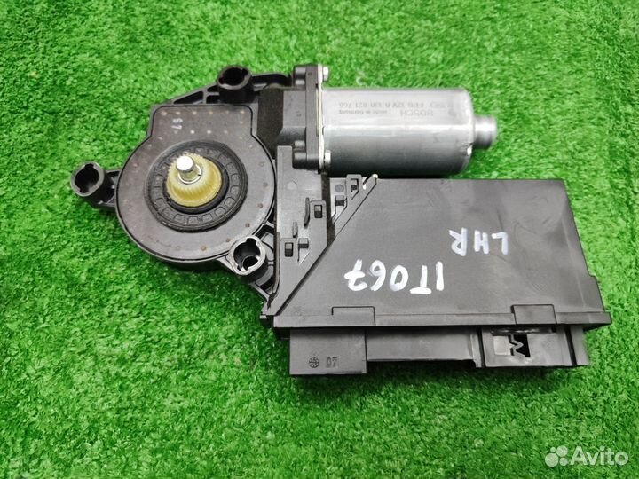 Моторчик стеклоподъемника передний правый Touareg