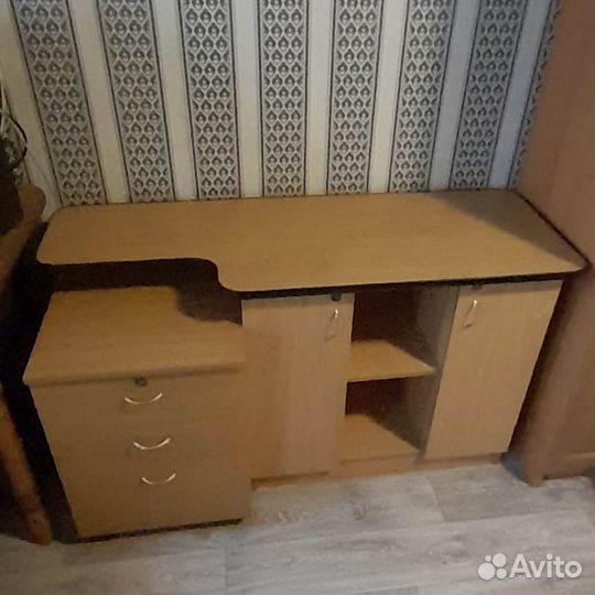 Тумбочки и стол комплект