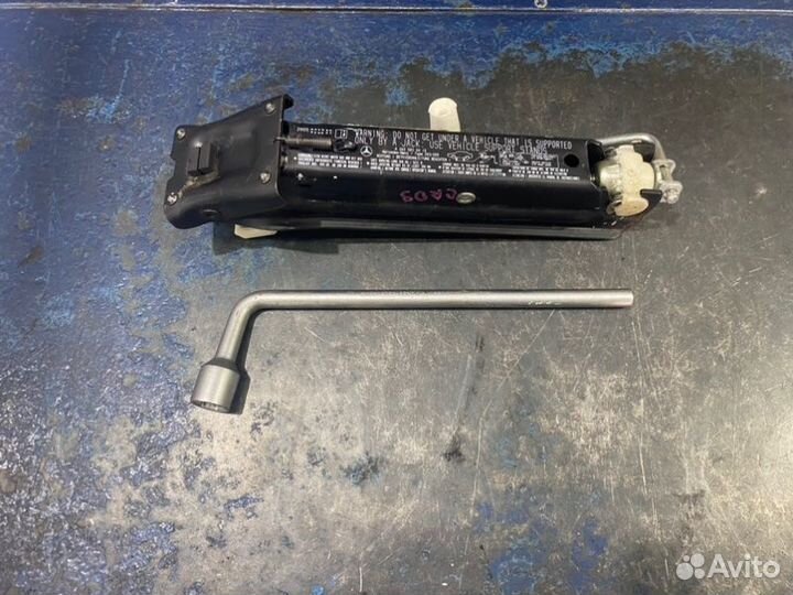 Домкрат Chrysler Crossfire