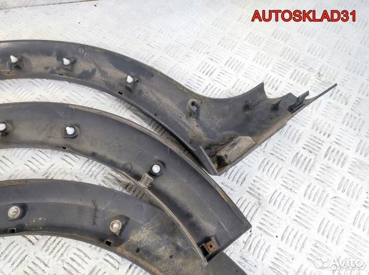 Накладка крыла комплект Renault Sandero 8200526643