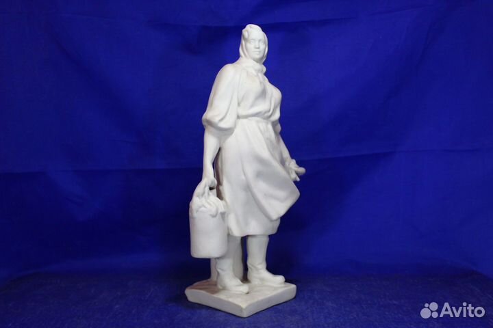 Фарфоровая Статуэтка Доярка молочница девушка с би