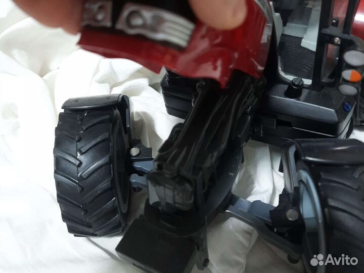 Игрушечный трактор