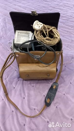 Фотовспышка в футляре