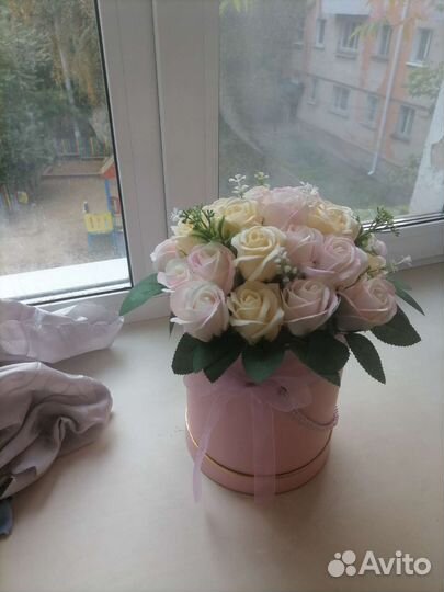 Нежный букет из мыльных роз в шляпной коробке