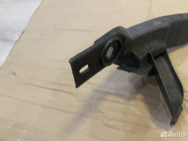 Направляющая заднего бампера правая для Cadillac B