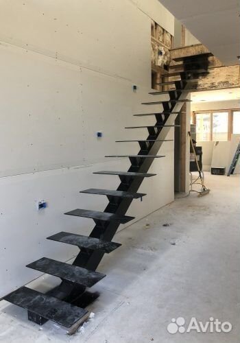 Металлическая лестница закрытого типа на монокосоу