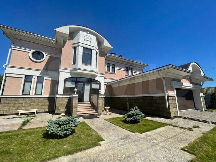 Дом 701 м² на участке 14,9 сот.