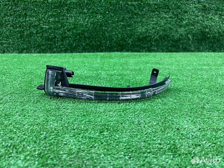 Повторитель поворота в зеркало левый VW touareg NF