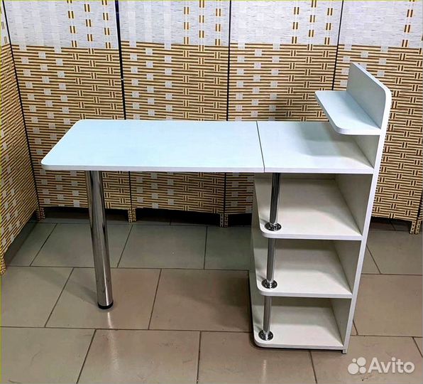 Маникюрный стол