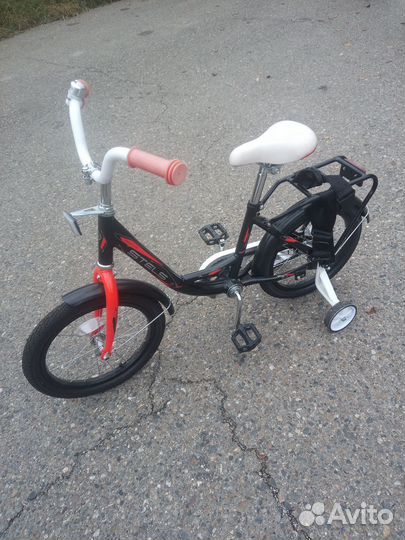 Велосипед детский, четырех колесный