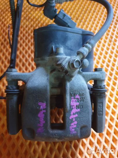 Суппорт тормозной задний левый Volkswagen Tiguan