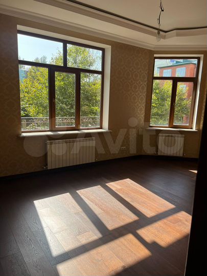 4-к. квартира, 130 м², 2/4 эт.