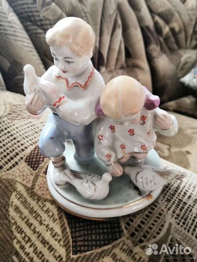 Статуэтка девочка и мальчик с голюбями