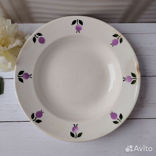 Тарелка зик Конаково с фиолетовыми ягодами