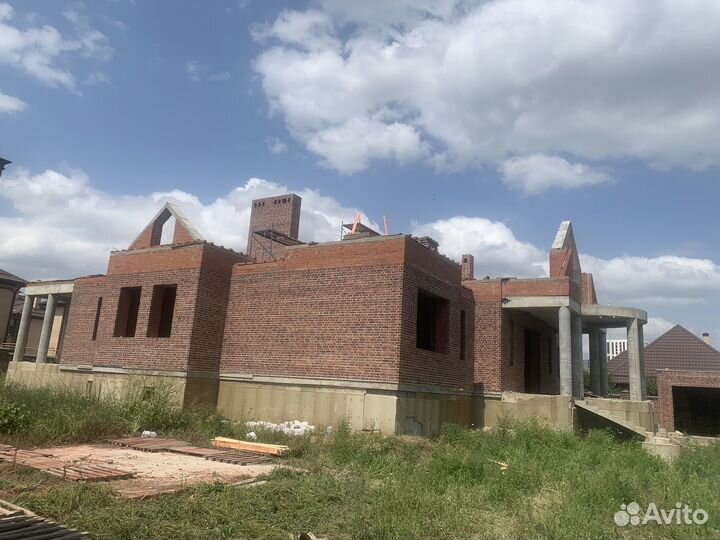 Помощник кровельщика и бригада