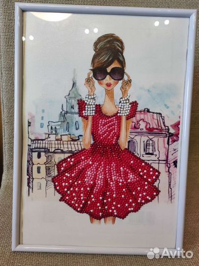 Девушка в платье (красном, зеленом или синем)