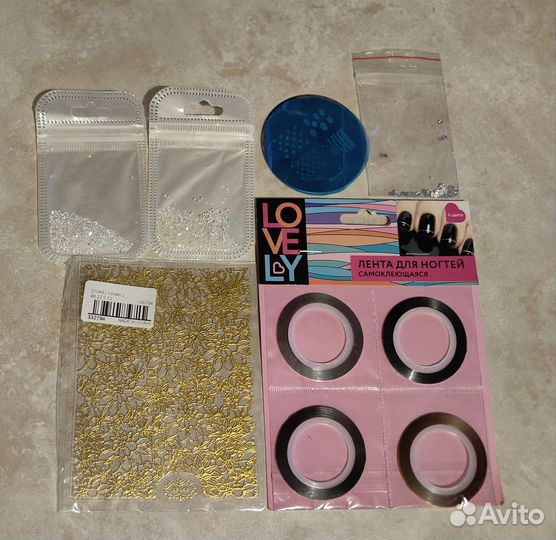 Много декора для ногтей