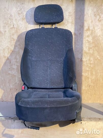 Переднее левое сидение Kia Spectra