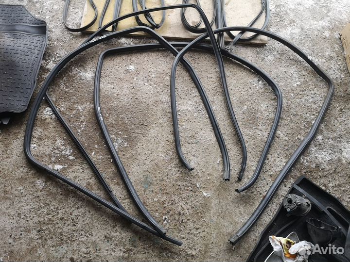 Уплотнитель двери для Toyota Camry V40 2006-2011