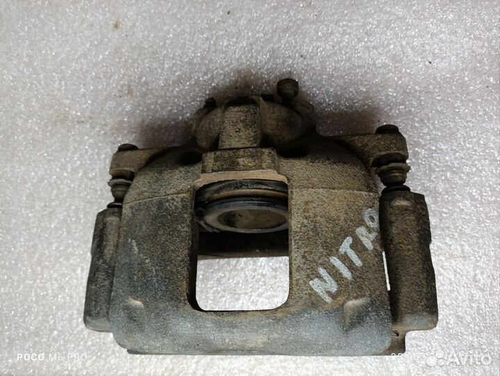 Суппорт передний правый Dodge Nitro