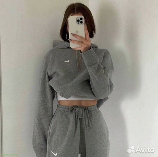 Костюмы для спорта: яркий стиль для женщин