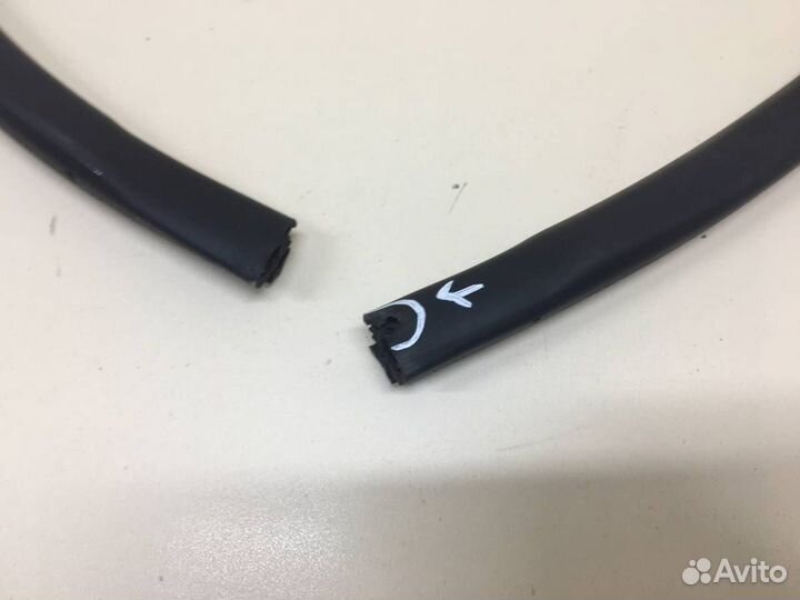 Уплотнитель проема двери задней левой Lexus RX 350