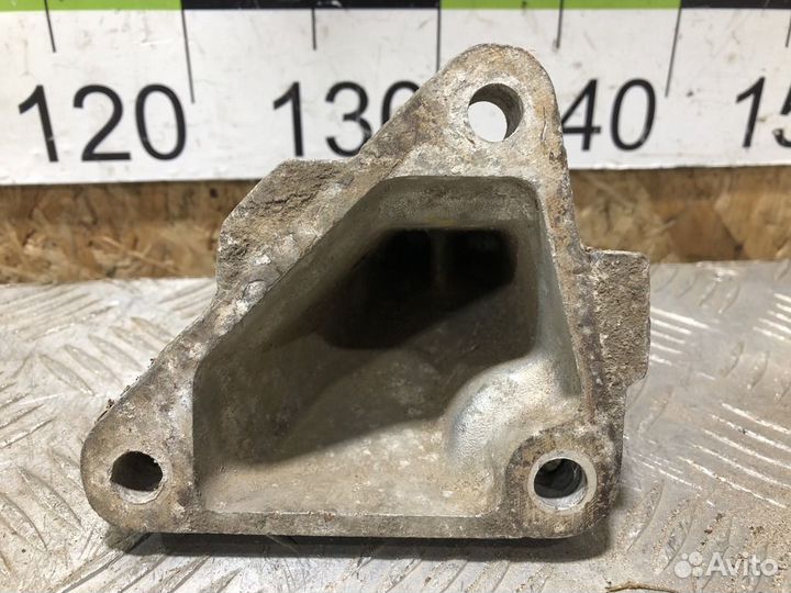 Кронштейн двигателя E 124