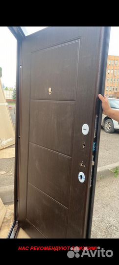 Тяжелая дверь металлическая в дом