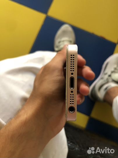 Телефон iPhone 5 se