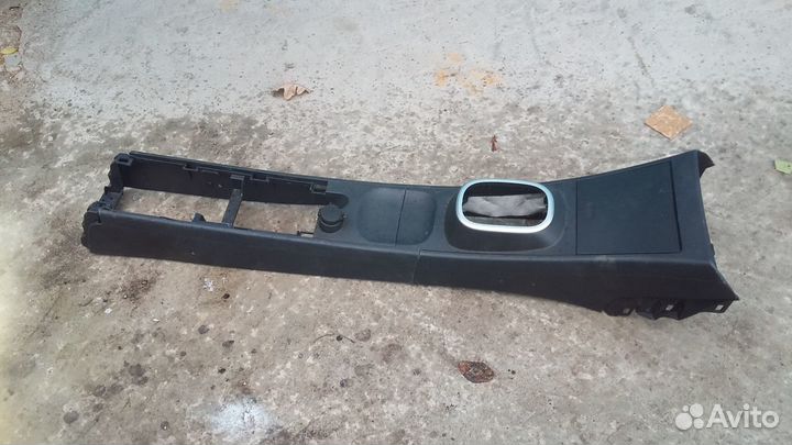 Ниссан Тиида накладка на центральный подлокотник