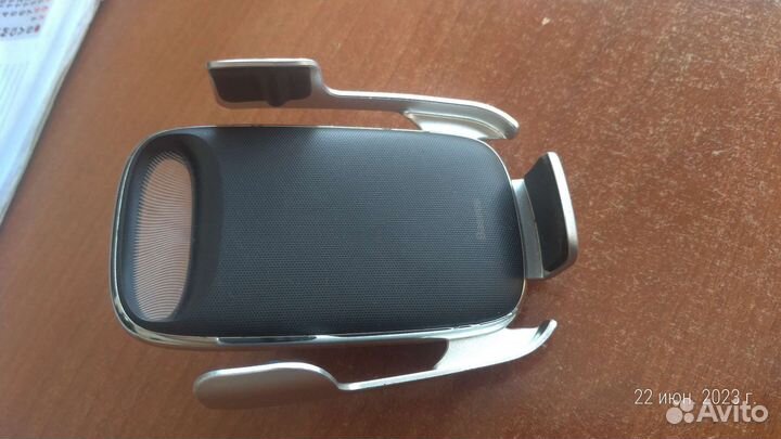 Автомобильный держатель с беспроводной зарядкой