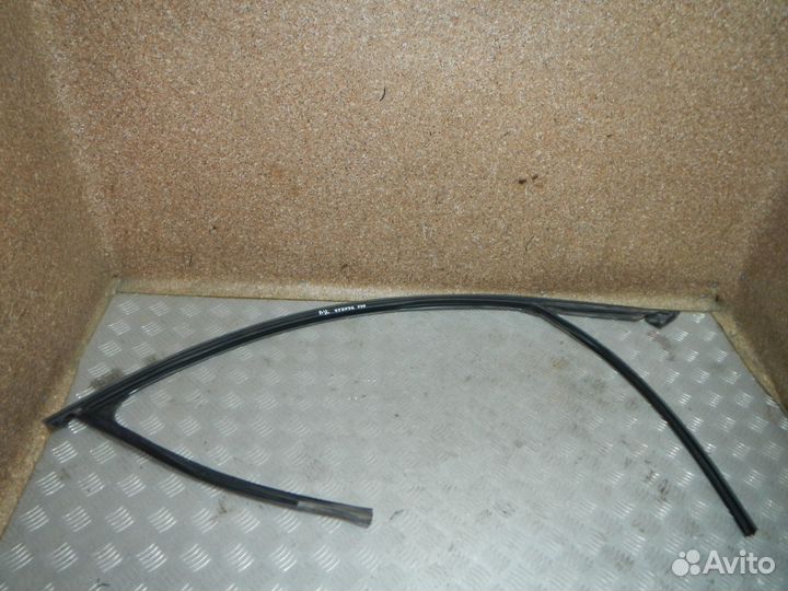 Уплотнитель стекла двери передней правой, Volvo (В