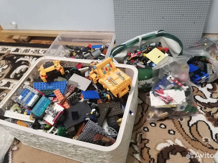 Продаю Лего много