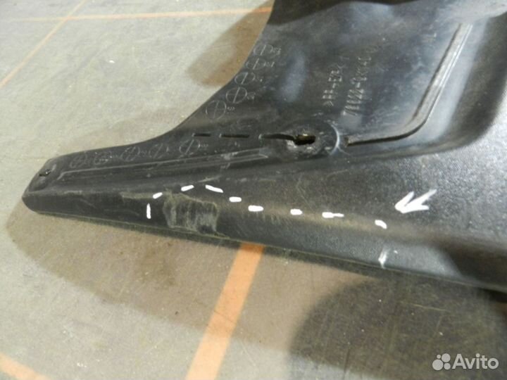 Брызговик передний левый - Toyota Hilux 8