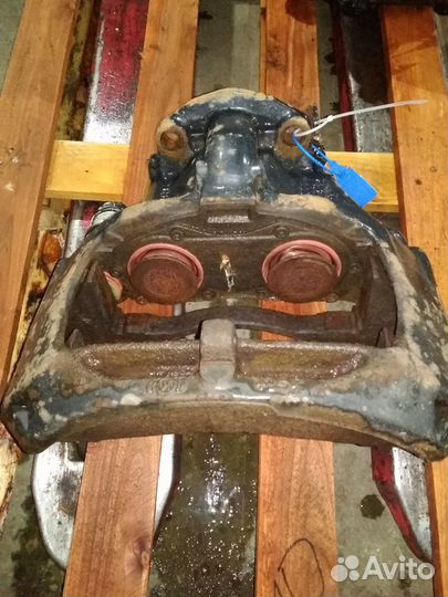 Суппорт левый в сборе 22.5 / TGX