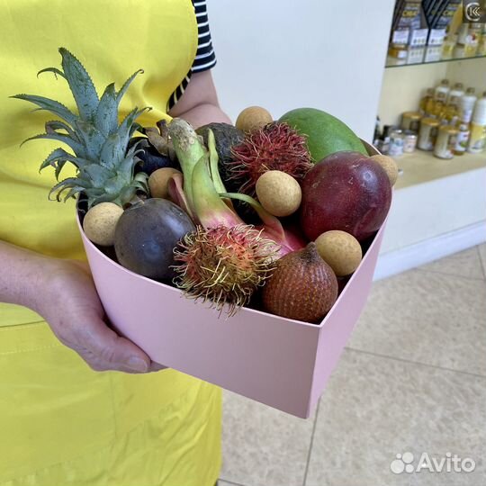 Корзина с экзотическими фруктами