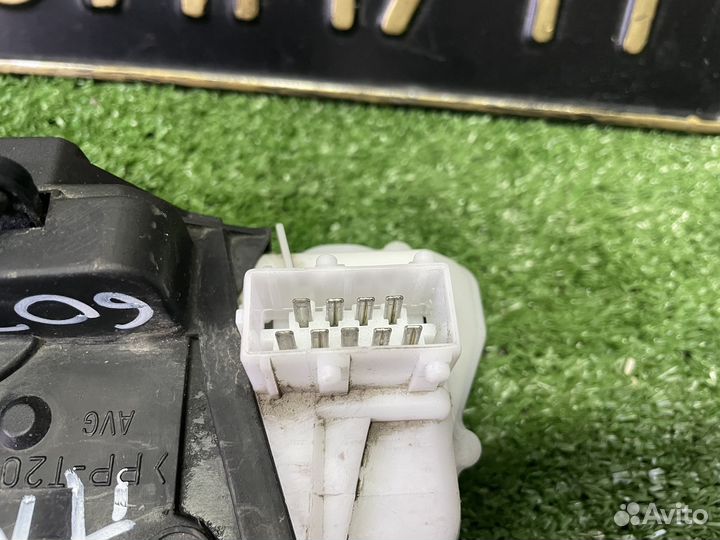 Передний левый замок Пежо 607