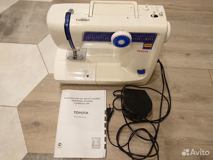 Швейная машина Toyota JB04 RS2000 с ножной педалью