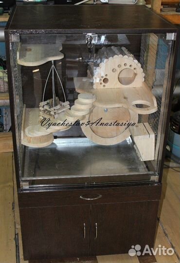 Стеллажи,витрины и домики для домашних животных