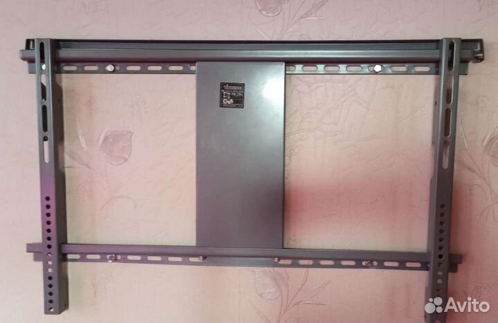 Настенный кронштейн Вес до 75 кг.Диагональ до 65